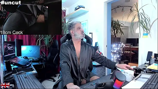 Snapshot of OnlineBossUK chatting on October 24, 2025, 9:58 pm OnlineBossUK online show from October 24, 2025, 9:58 pm