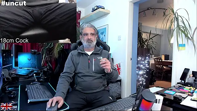 Snapshot of OnlineBossUK chatting on November 17, 2025, 10:58 pm OnlineBossUK online show from November 17, 2025, 10:58 pm