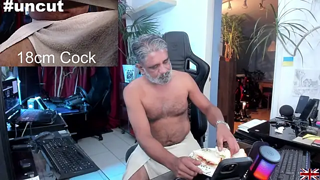 Snapshot of OnlineBossUK chatting on March 21, 2025, 4:17 am OnlineBossUK online show from March 21, 2025, 4:17 am