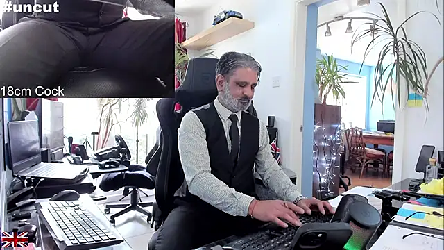 Snapshot of OnlineBossUK chatting on October 1, 2025, 1:59 pm OnlineBossUK online show from October 1, 2025, 1:59 pm