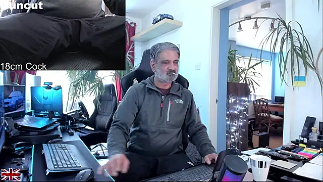 Snapshot of OnlineBossUK chatting on November 8, 2025, 11:14 am OnlineBossUK online show from November 8, 2025, 11:14 am