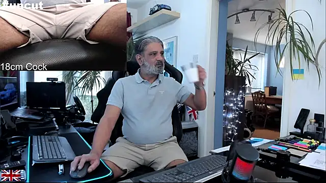 Snapshot of OnlineBossUK chatting on November 18, 2025, 3:26 pm OnlineBossUK online show from November 18, 2025, 3:26 pm