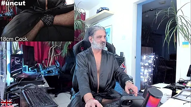 Snapshot of OnlineBossUK chatting on October 6, 2025, 6:52 pm OnlineBossUK online show from October 6, 2025, 6:52 pm