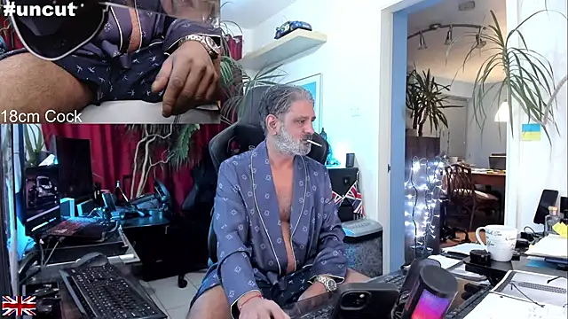 Snapshot of OnlineBossUK chatting on October 8, 2025, 7:14 pm OnlineBossUK online show from October 8, 2025, 7:14 pm