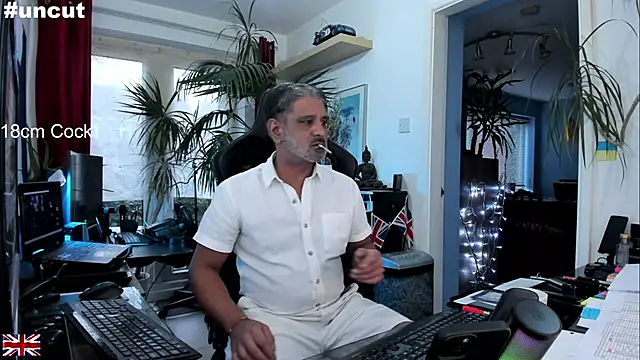 Snapshot of OnlineBossUK chatting on September 9, 2025, 6:06 pm OnlineBossUK online show from September 9, 2025, 6:06 pm