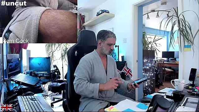 Snapshot of OnlineBossUK chatting on November 2, 2025, 11:26 am OnlineBossUK online show from November 2, 2025, 11:26 am