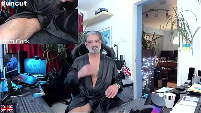 Snapshot of OnlineBossUK chatting on November 4, 2025, 7:17 pm OnlineBossUK online show from November 4, 2025, 7:17 pm