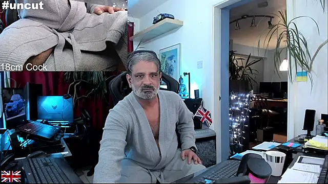 Snapshot of OnlineBossUK chatting on November 3, 2025, 5:05 pm OnlineBossUK online show from November 3, 2025, 5:05 pm