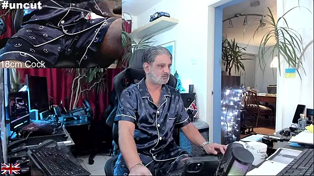 Snapshot of OnlineBossUK chatting on October 9, 2025, 5:46 pm OnlineBossUK online show from October 9, 2025, 5:46 pm