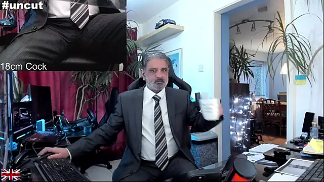 Snapshot of OnlineBossUK chatting on October 16, 2025, 4:48 pm OnlineBossUK online show from October 16, 2025, 4:48 pm