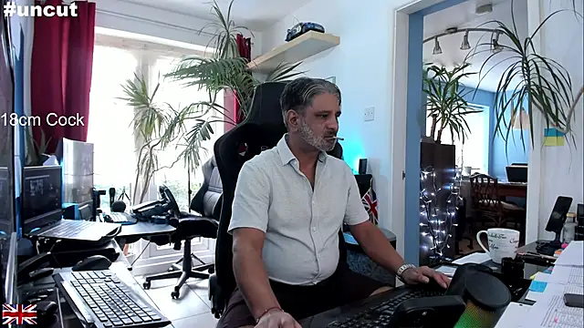 Snapshot of OnlineBossUK chatting on September 10, 2025, 3:44 pm OnlineBossUK online show from September 10, 2025, 3:44 pm