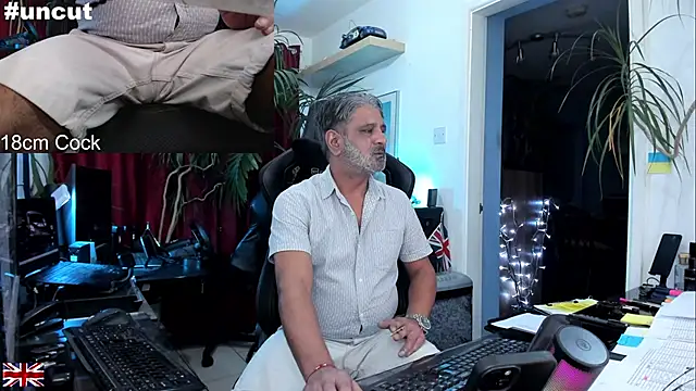 Snapshot of OnlineBossUK chatting on September 12, 2025, 10:42 pm OnlineBossUK online show from September 12, 2025, 10:42 pm