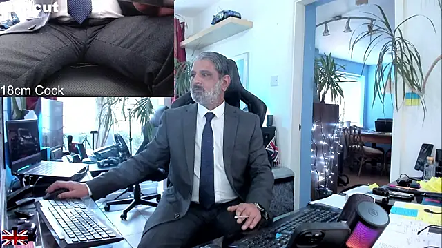 Snapshot of OnlineBossUK chatting on September 30, 2025, 11:49 am OnlineBossUK online show from September 30, 2025, 11:49 am