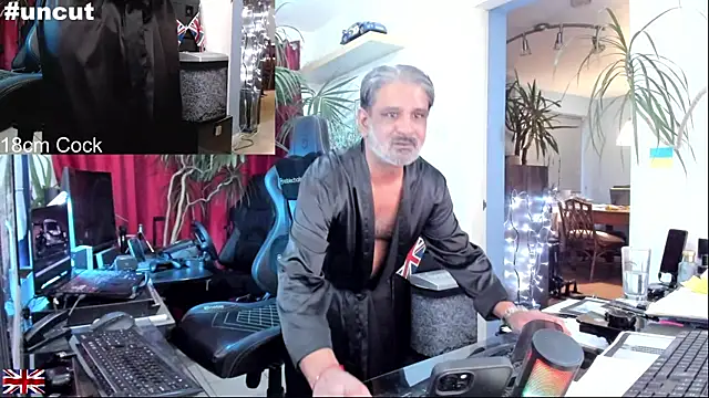 Snapshot of OnlineBossUK chatting on October 12, 2025, 6:15 am OnlineBossUK online show from October 12, 2025, 6:15 am