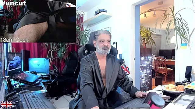 Snapshot of OnlineBossUK chatting on October 28, 2025, 8:41 pm OnlineBossUK online show from October 28, 2025, 8:41 pm