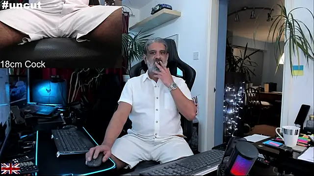 Snapshot of OnlineBossUK chatting on November 19, 2025, 9:37 pm OnlineBossUK online show from November 19, 2025, 9:37 pm