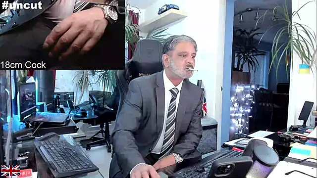 Snapshot of OnlineBossUK chatting on September 17, 2025, 6:10 pm OnlineBossUK online show from September 17, 2025, 6:10 pm