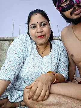MOM-SUN-COUPLE online show from March 14, 2025, 4:40 pm