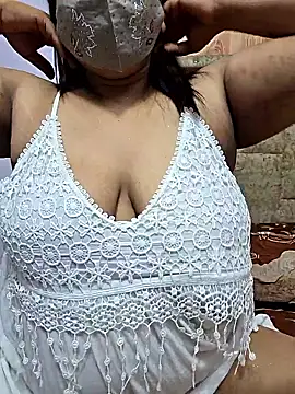 MOM-SUN-COUPLE online show from November 1, 2025, 9:19 pm