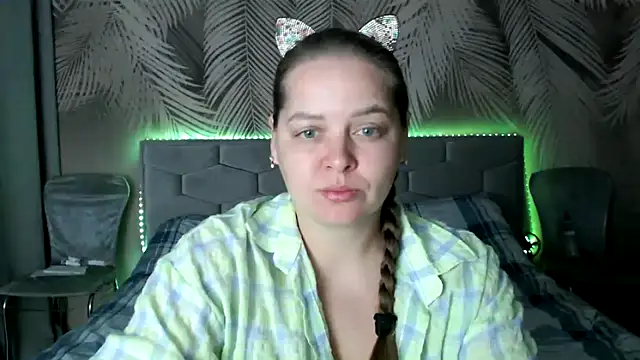 uliastar online show from October 13, 2025, 5:42 am