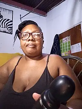 Snapshot of YELLOW_BONE chatting on February 9, 2026, 8:29 pm YELLOW BONE online show from February 9, 2026, 8:29 pm