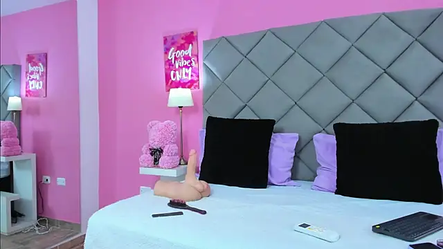 TaylorEvanss online show from September 9, 2025, 9:57 pm