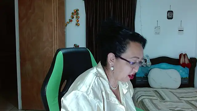 Snapshot of candy_crazy38 chatting on February 13, 2025, 8:17 am candy crazy38 online show from February 13, 2025, 8:17 am