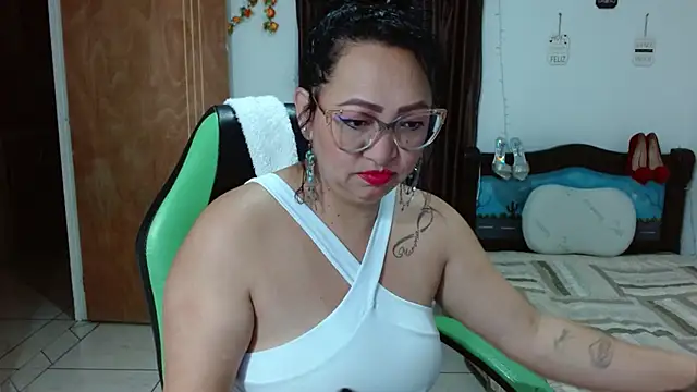 Snapshot of candy_crazy38 chatting on February 26, 2025, 8:28 am candy crazy38 online show from February 26, 2025, 8:28 am