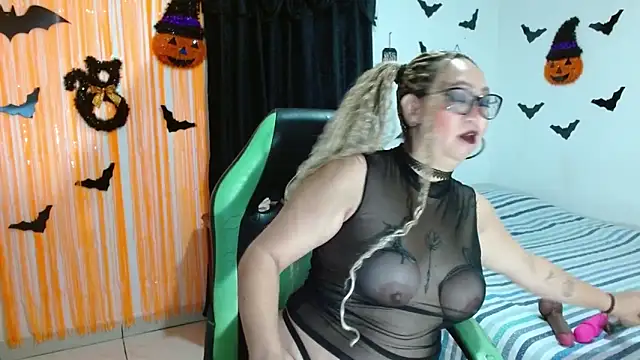 Snapshot of candy_crazy38 chatting on October 4, 2025, 11:12 am candy crazy38 online show from October 4, 2025, 11:12 am