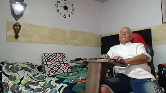 Snapshot of VALENTINO1983_ chatting on July 5, 2026, 9:43 pm VALENTINO1983 online show from July 5, 2026, 9:43 pm