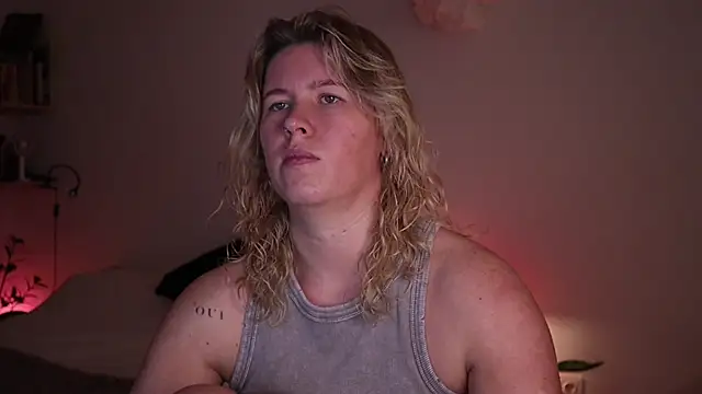 Snapshot of moonamii chatting on October 23, 2025, 8:40 pm moonamii online show from October 23, 2025, 8:40 pm