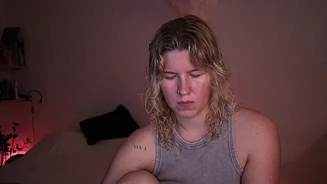 Snapshot of moonamii chatting on October 24, 2025, 2:38 pm moonamii online show from October 24, 2025, 2:38 pm