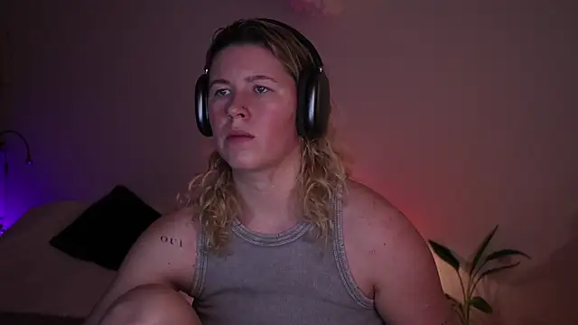 Snapshot of moonamii chatting on December 4, 2025, 5:56 pm moonamii online show from December 4, 2025, 5:56 pm