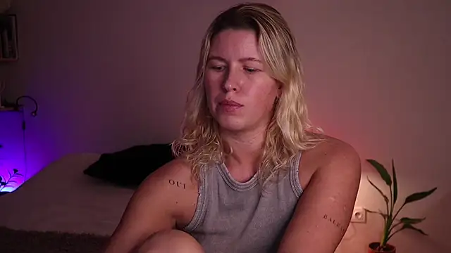 Snapshot of moonamii chatting on October 8, 2025, 4:40 pm moonamii online show from October 8, 2025, 4:40 pm