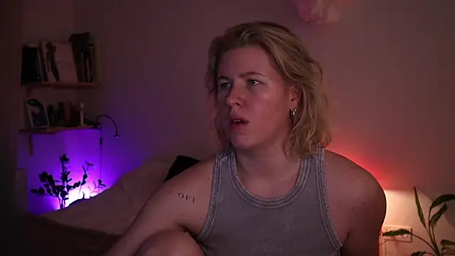 moonamii online show from December 17, 2025, 10:26 pm