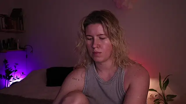 Snapshot of moonamii chatting on November 11, 2025, 4:24 pm moonamii online show from November 11, 2025, 4:24 pm