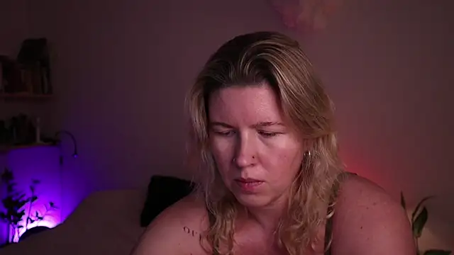 Snapshot of moonamii chatting on November 15, 2025, 5:39 pm moonamii online show from November 15, 2025, 5:39 pm