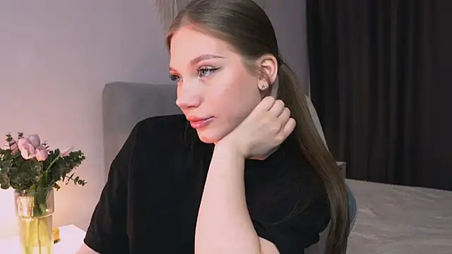 MiaKeler online show from April 4, 2026, 8:59 pm