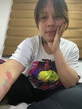 Snapshot of Bruja_lu chatting on January 18, 2025, 11:22 pm Bruja lu online show from January 18, 2025, 11:22 pm