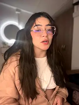 Lia flowers online show from October 28, 2025, 12:33 am