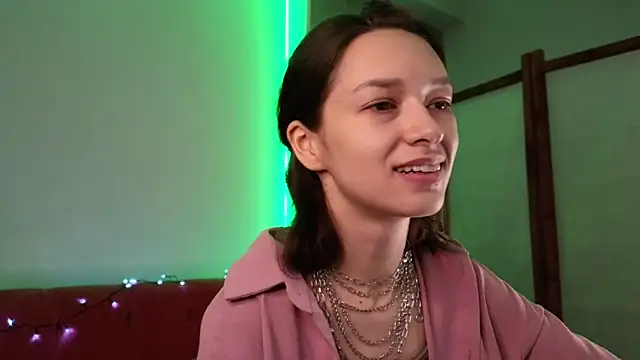 Snapshot of VivianLy_ chatting on February 28, 2025, 10:30 am VivianLy online show from February 28, 2025, 10:30 am