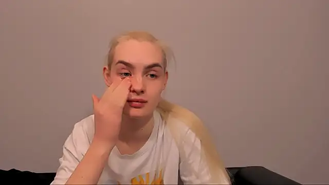 OliviaKisss online show from March 23, 2026, 1:11 pm