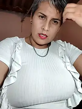 Snapshot of Yessi_rousse chatting on June 3, 2026, 2:12 am Yessi rousse online show from June 3, 2026, 2:12 am