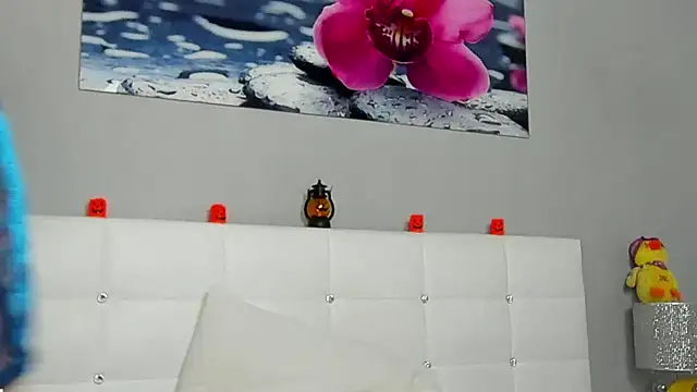 Snapshot of JuliaHunts chatting on October 15, 2025, 10:56 am JuliaHunts online show from October 15, 2025, 10:56 am