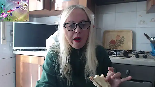 Snapshot of martachatte chatting on December 3, 2025, 9:53 am martachatte online show from December 3, 2025, 9:53 am