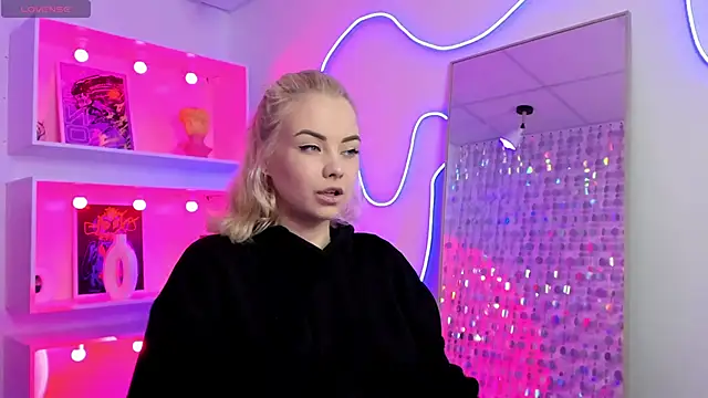 StephanieSweety online show from June 19, 2026, 9:20 pm