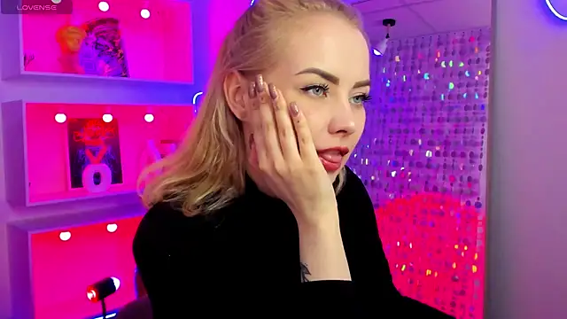 StephanieSweety online show from April 18, 2026, 8:09 pm