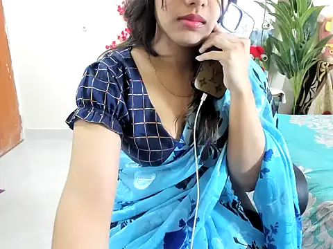 AttractiveQueen2002 online show from September 24, 2025, 7:31 pm