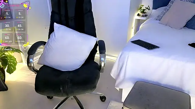 Snapshot of missmiamore chatting on October 20, 2025, 1:33 pm missmiamore online show from October 20, 2025, 1:33 pm