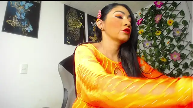 Snapshot of luzcastillo07 chatting on November 8, 2025, 5:33 am luzcastillo07 online show from November 8, 2025, 5:33 am